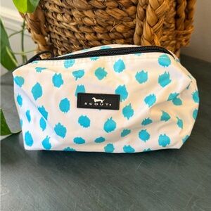 SCOUT make up bag in white with light blue pattern.